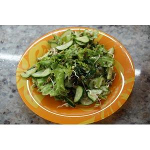 Зелёный салат с пророщенным машем