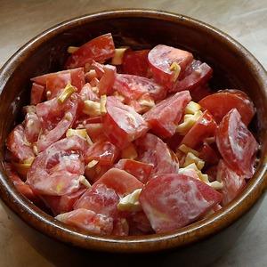 Салат из помидоров с сыром-косичкой