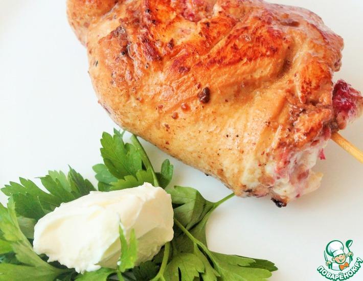 Рецепт: Куриное филе с брусникой и творожным сыром