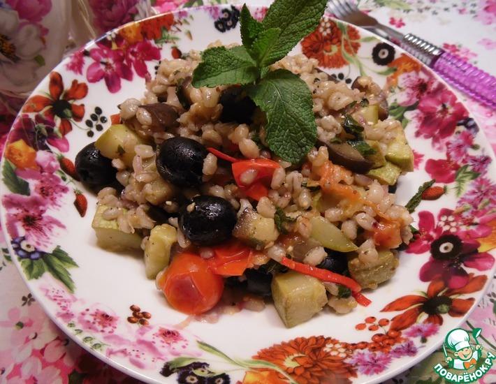 Рецепт: Перловка с овощами и маслинами