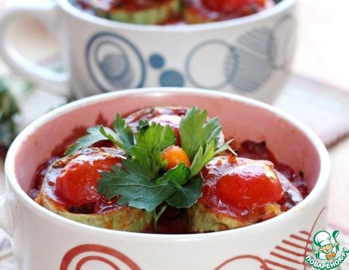 Рецепт: Кабачки, фаршированные овощами, в томатном соусе