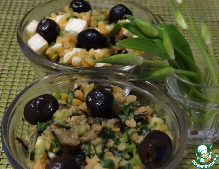 Рецепт: Салат с чечевицей, черемшой и баклажаном