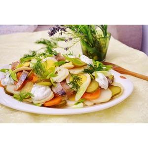 Салат с копченой сельдью и овощами