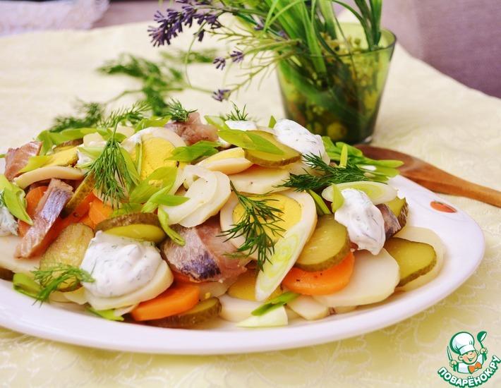 Рецепт: Салат с копченой сельдью и овощами
