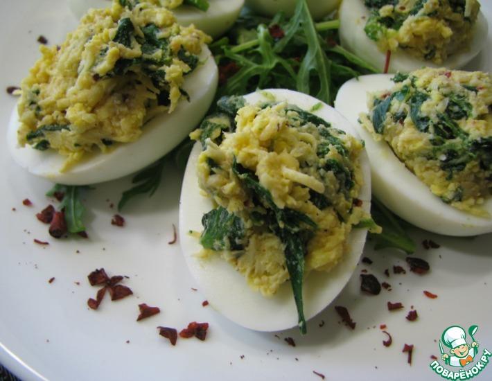 Рецепт: Яйца, фаршированные сыром и шпинатом