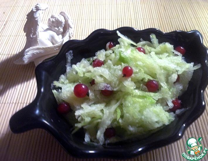 Рецепт: Витаминный салат из редьки и красной смородины