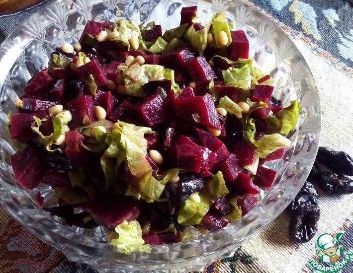 Рецепт: Салат из свеклы с черносливом