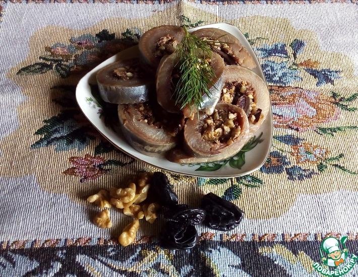 Рецепт: Рольмопс с черносливом и грецкими орехами