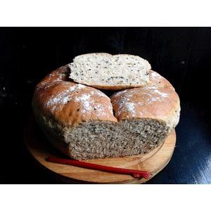 Черемуховый цельнозерновой хлеб с черным кунжутом