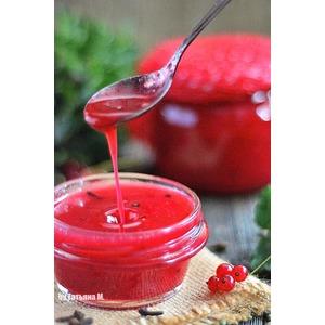 Душистый соус из красной смородины