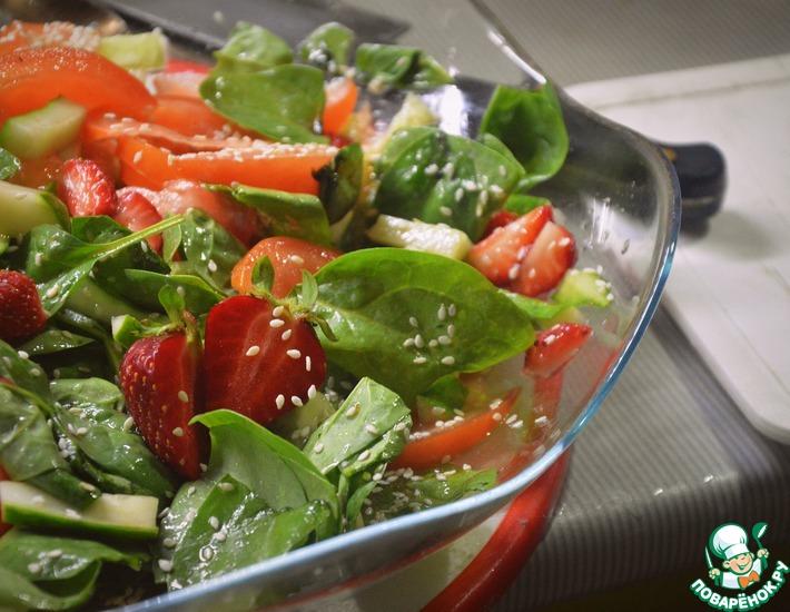 Рецепт: Летний салат со шпинатом и клубникой