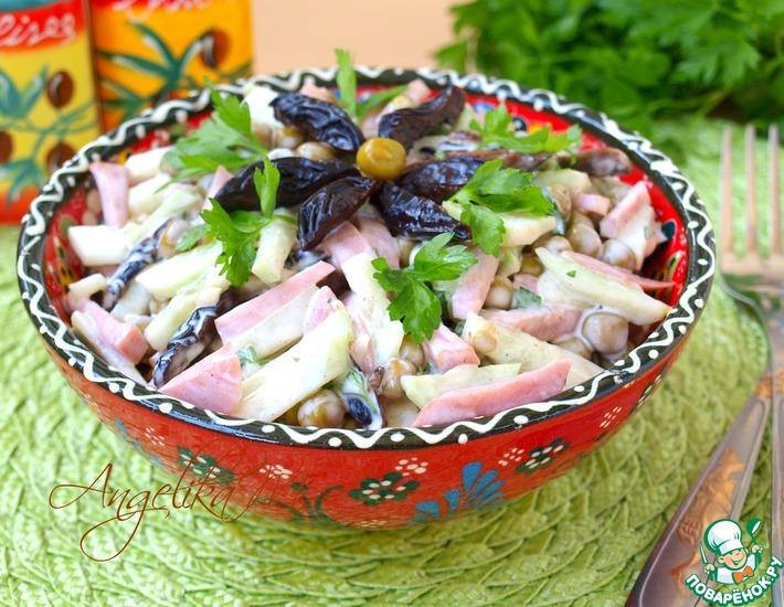 Рецепт: Салат с ветчиной, черносливом и горошком