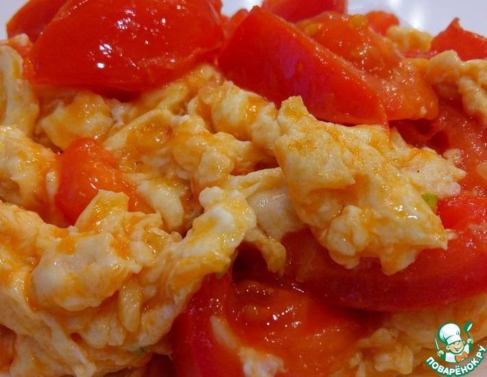 Рецепт: Жареные яйца с помидорами