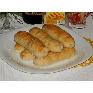 Закусочные булочки-рулеты с пикантным сыром