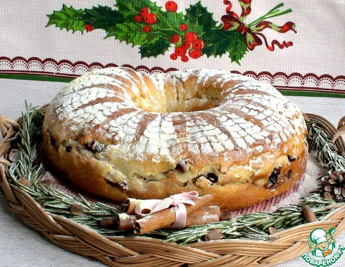 Рецепт: Круглый рулет со сливой и изюмом