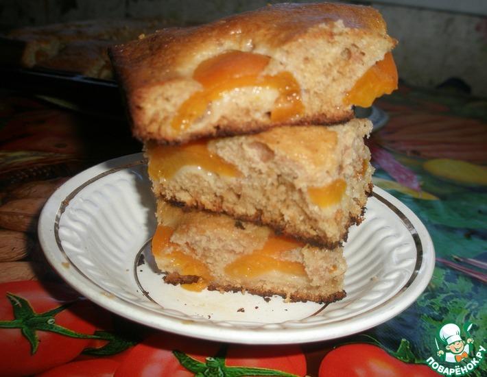 Рецепт: Быстрый пирог с консервированными абрикосами