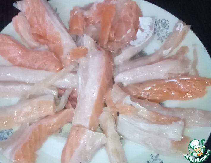 Рецепт: Соленые брюшки лосося