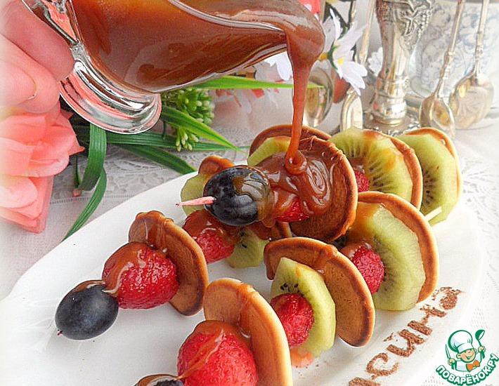 Рецепт: Мини-панкейки с ягодами под соленой карамелью