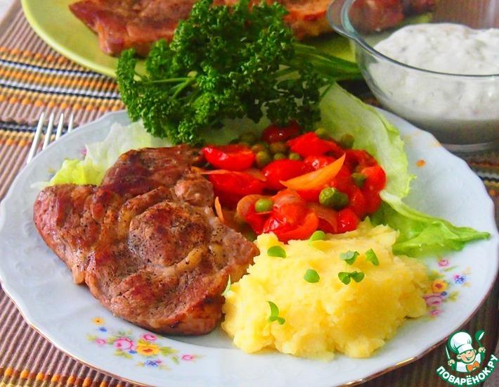 Рецепт: Мясо с гарниром из черри и горошка