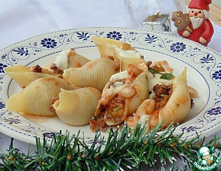 Рецепт: Конкильони, фаршированные мясным рагу с фасолью