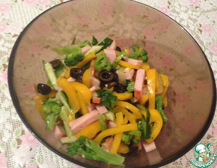 Рецепт: Легкий салат с ветчиной и брокколи