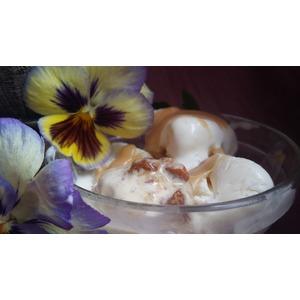 Сливочное мороженое с пралине и карамелью