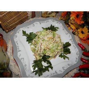 Капустный салат с курицей и яичными блинчиками