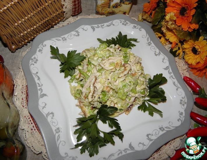 Рецепт: Капустный салат с курицей и яичными блинчиками