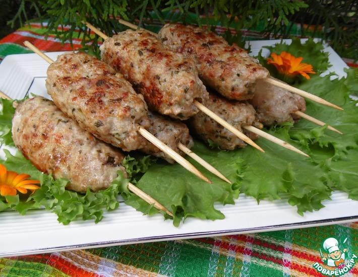 Рецепт: Кебабы с креветками, беконом и щавелем