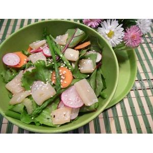 Салат из сезонных овощей с кальмарами
