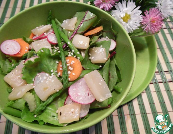 Рецепт: Салат из сезонных овощей с кальмарами