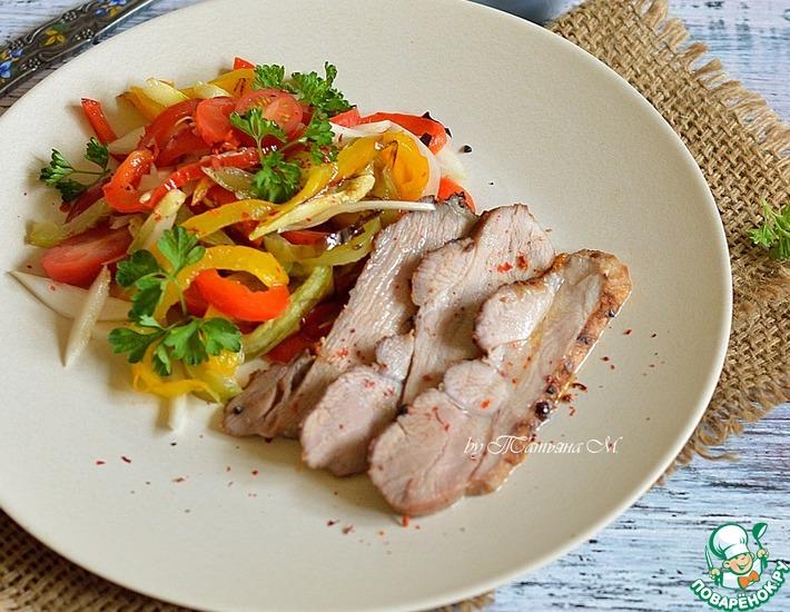 Рецепт: Индейка-гриль с салатом из перцев