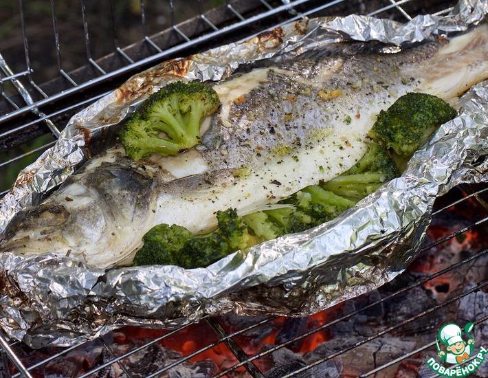 Рецепт: Рыба с брокколи, запеченная в фольге