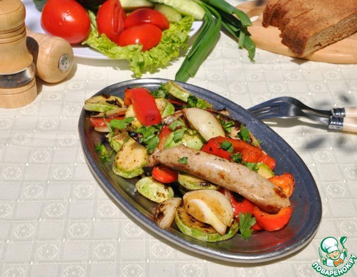 Рецепт: Салат-гриль из овощей и колбасок