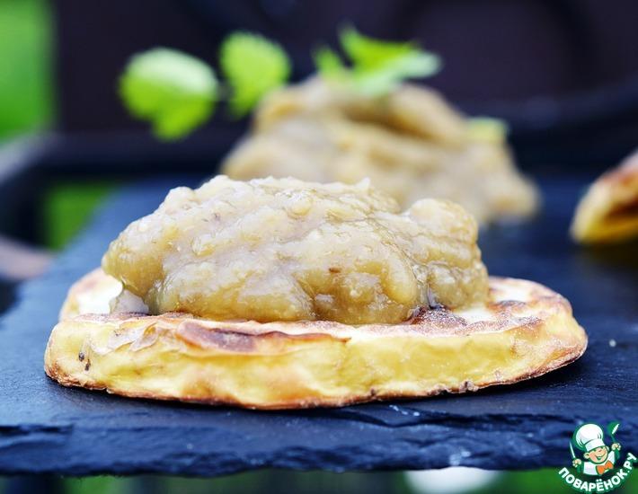 Рецепт: Ломтики картофеля с пюре из запеченного баклажана