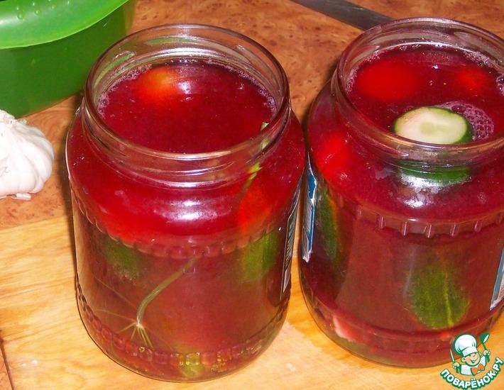 Рецепт: Маринованные огурцы в соке красной смородины