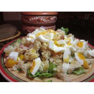 Теплый салат с яйцом и беконом