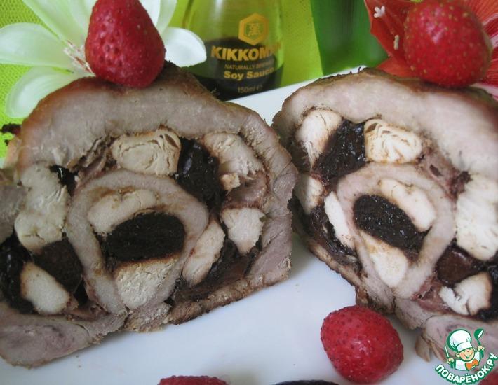 Рецепт: Свинина с клубникой, черносливом и куриным филе