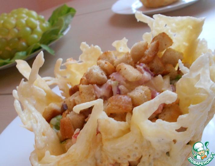 Рецепт: Вкусный салат в сырных корзиночках