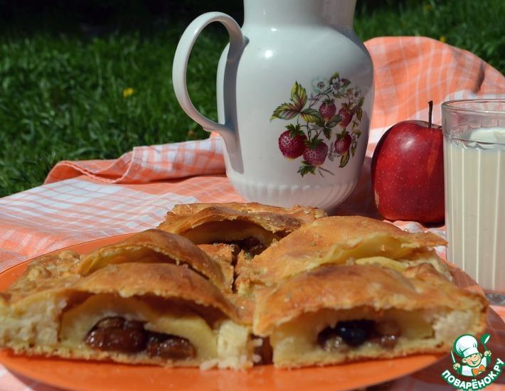 Рецепт: Пирог с яблоками, изюмом и рисом