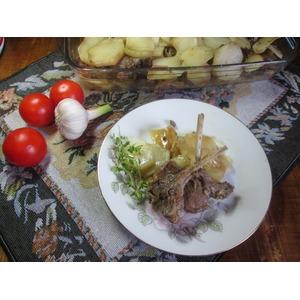 Ребра ягненка с луком и картофелем