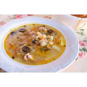 Рисовый суп со свининой и маслинами