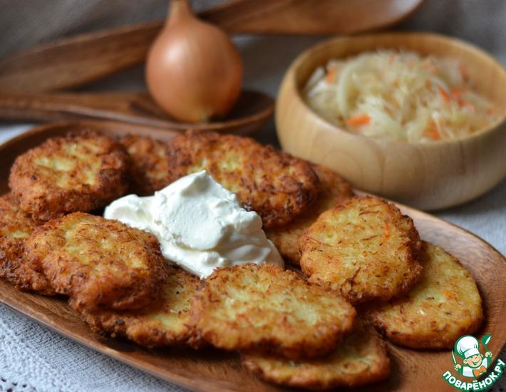 Рецепт: Картофельные драники с квашеной капустой