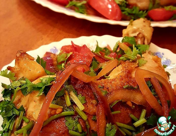 Рецепт: Куриные окорочка на салате Эль Гуна