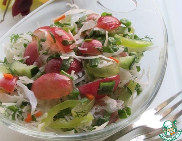 Рецепт: Капустный салат с зеленью и виноградом