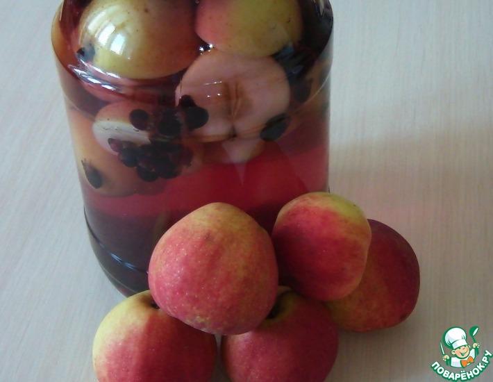 Рецепт: Яблочный компот со смородиной на зиму
