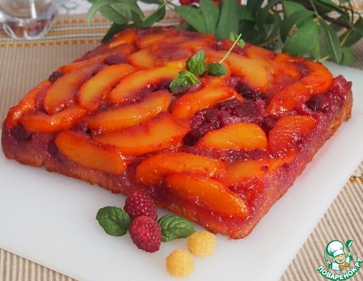 Рецепт: Перевернутый персиковый пирог с малиной
