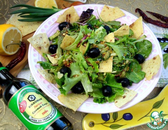 Рецепт: Салат Зелёный с оливками и чипсами