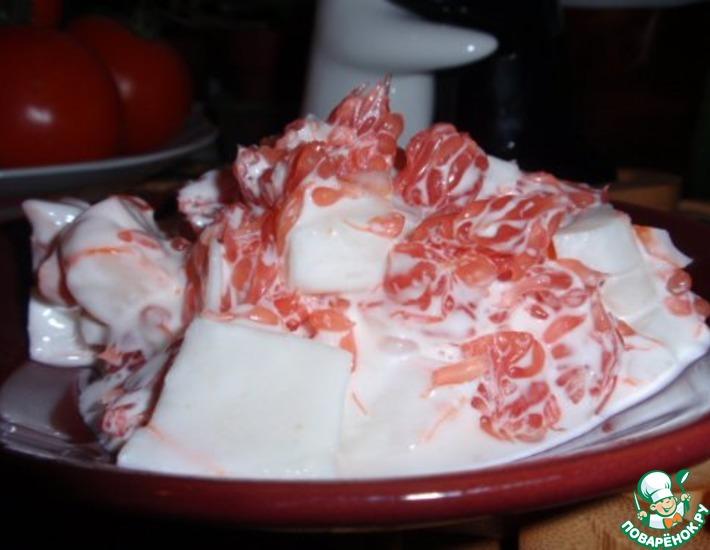 Рецепт: Салат с грейпфрутом и крабовыми палочками