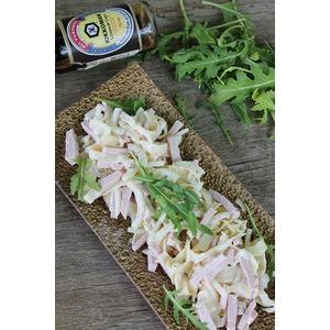 Салат с маринованным луком и блинчиками